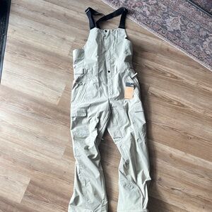 The North Face Men’s Freedom Bibs. Size M. NWT.